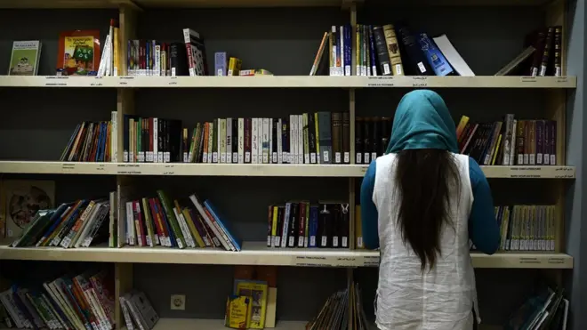 په ډيرو مواردو کې ادبیات د تاریخ مواد ګرځي او په ډيرو ځایونو کې بیا تاریخ د ادبیاتو موضوع شي