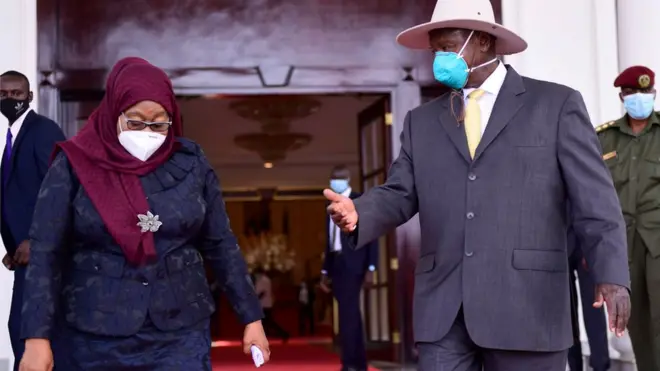 Perezida wa Tanzania Samia Suluhu Hassan na Perezida wa Uganda Yoweri Museveni, i Kampala, tariki 11/o4/2021