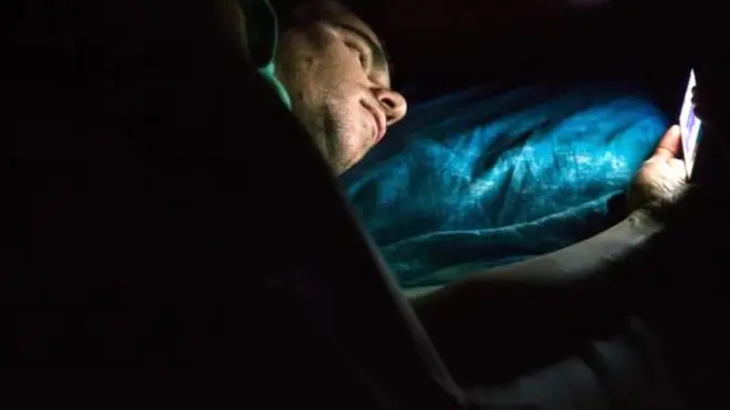 El peor momento para revisar las redes sociales es justo antes de irse a la cama.