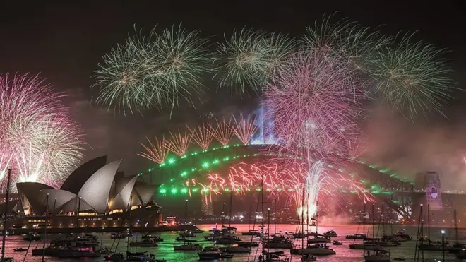 Фейерверки над мостом Харбор-бридж в Сиднее.
