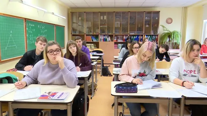 С пятого класса русскоязычные дети в латвийских школах начинают учить большую часть предметов на латышском языке.