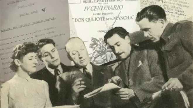 Integrantes del Servicio Latinoamericano de la BBC revisando un libreto para transmisión en 1947, con documentos relevantes a la versión radiofónica de Don Quijote en el fondo