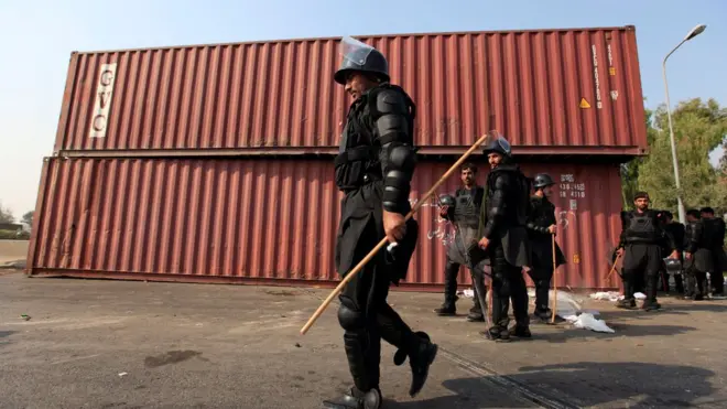 اسلام آباد جانے والے راستوں پر کئی جگہوں پر رکاوٹیں کھڑی کر دی گئی ہیں