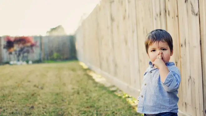 Burnunu qurdalayan uşaq