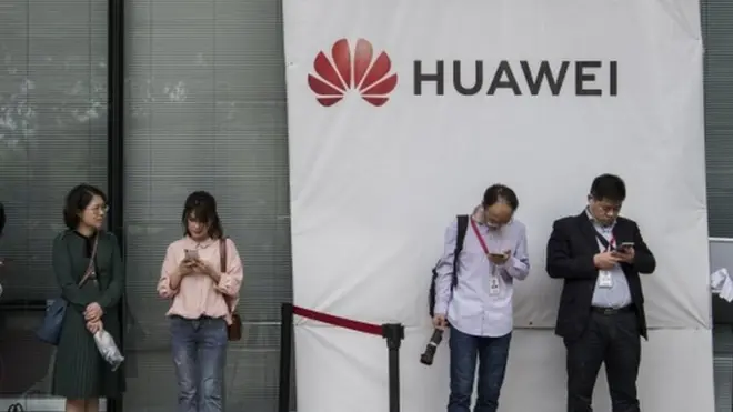 화웨이는 자체적으로 운영 체계를 개발하고 있는 단계라고 밝혔다