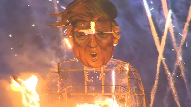 سكان بلدة إدنبريدج جنوبي العاصمة البريطانية لندن يحرقون دمية للمرشح الجمهوري في انتخابات الرئاسية الأمريكية دونالد ترامب ضمن احتفالات بونفاير نايت السنوية.