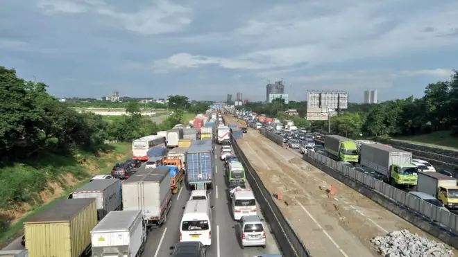 Kemacetan di Cikampek pada Jumat (22/12).