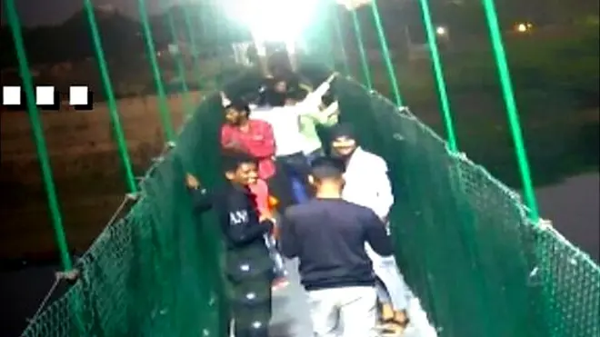 గుజరాత్: 141 మంది మృతికి కారణమైన వంతెన కూలిపోతున్న క్షణాలు..