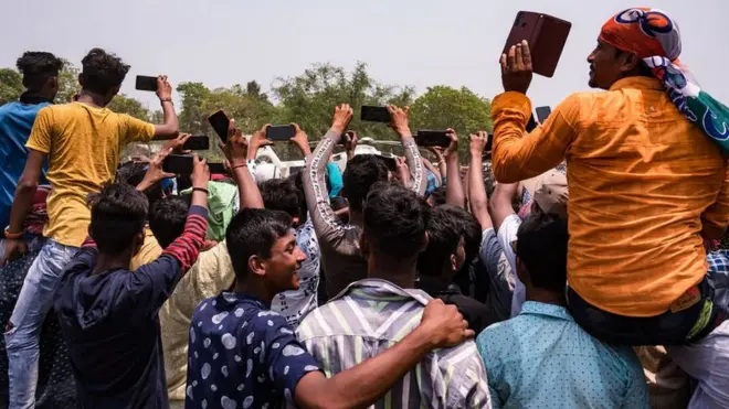 لم يكن هناك التزاماً بالتباعد الاجتماعي أو ارتداء الكمامات إلا قليلاً في بعض التجمعات الانتخابية