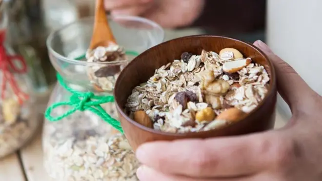 El muesli bircher consiste de manzana rallada, canela, avena, nueces, semillas y yogurt.