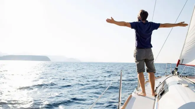 شخص يقف على متن قارب وسط البحر