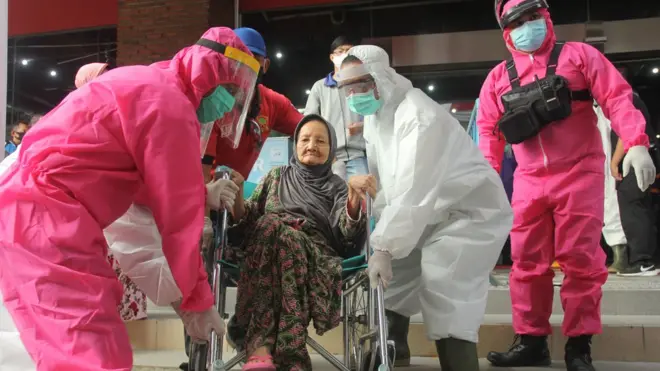 Petugas membantu warga yang mengikuti tes diagnostik cepat COVID-19 (Rapid Test) di Surabaya, Jawa Timur, Jumat (29/5/2020). Badan Intelijen Negara (BIN) bekerja sama dengan Pemkot Surabaya melakukan tes diagnostik cepat COVID-19 dan 'Swab test' guna mengetahui kondisi kesehatan warga sebagai upaya untuk mencegah penyebaran virus Corona (COVID-19).