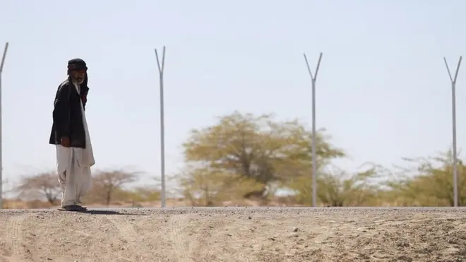 باڑ جو شہریوں کو ایک دوسرے سے دور کر دے گی