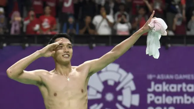 Selebrasi pebulu tangkis tunggal putra Indonesia Jonatan Christie usai memenangi pertandingan melawan pebulu tangkis Chinese Taipei Chou Tienchen pada final tunggal putra Asian Games 2018 di Istora Senayan, Jakarta, Selasa (28/8).