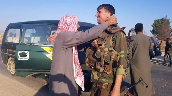 Pazar günü Suriye ordusuna mensup askerler Kürt bölgesindeki Tel Tamer'e girdiler