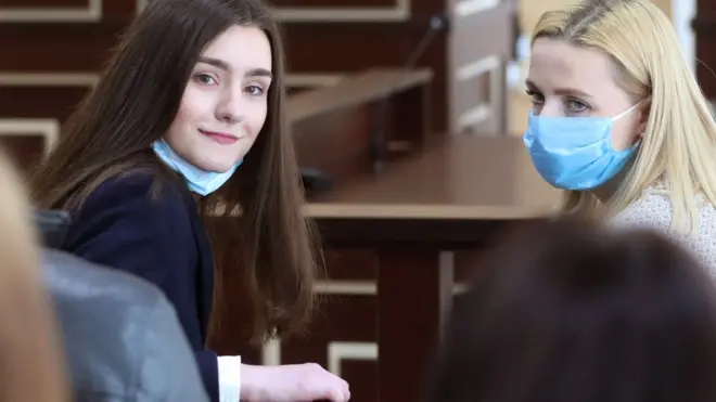 Софья Сапега (слева) с адвокатом во время оглашения приговора в Гродненском областном суде. 6 мая 2022 года