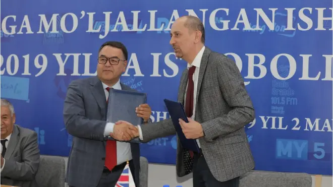 ЎзЭОАВМА раиси Фирдавс Абдуҳолиқов (чапда) ва Би-Би-Си Ўзбек хизмати муҳаррири Хайрулло Файз Тошкентдаги маросимда