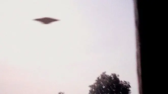 صورة غير معروفة التاريخ لجسم يعتقد أنه طبق طائر (أرشيف)