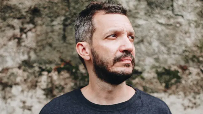 "El padre de la niña muerta es la primera novela del brasileño Tiago Ferro.