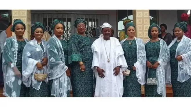 ALAAFIN OBA ADEYEMI III IYO QAAR KA MID AH XAASKIISA