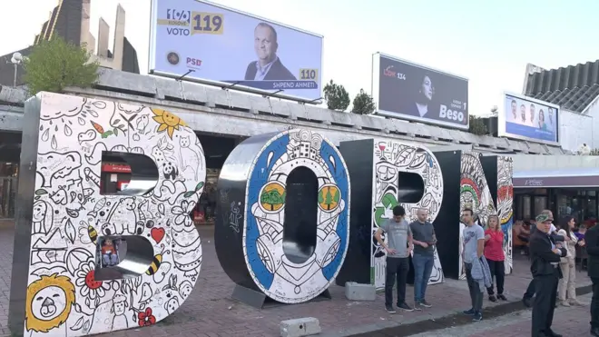 Bilbordi stranaka dominiraju Prištinom - ispred sportske hale „Adem Jašari", nekada „Boro i Ramiz"