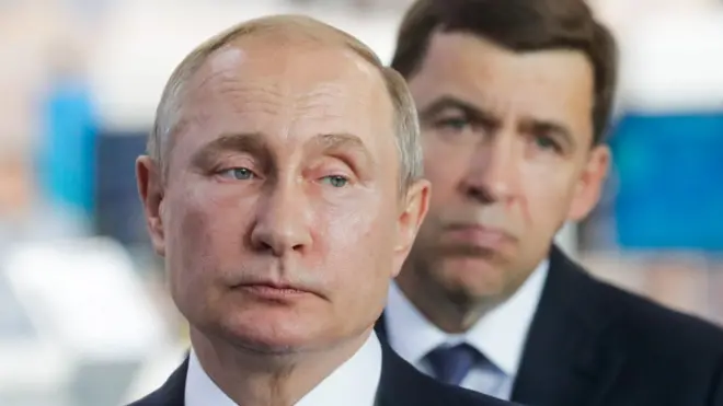 Путин прокомментировал идею ввести санкции против Грузии в ответ на оскорбления в его адрес, когда приехал на международный форум в Екатеринбурге
