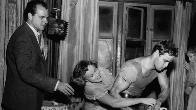 Karl Malden, Kim Hanter, Marlon Brando i Vivijen Li (sa leva na desno) na snimanju filma Tramvaj zvani želja