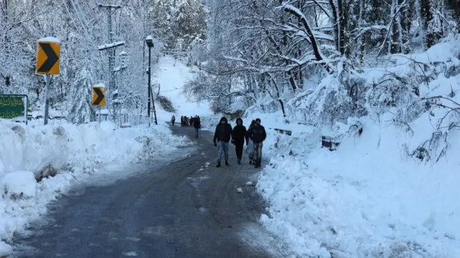 مری میں برف باری