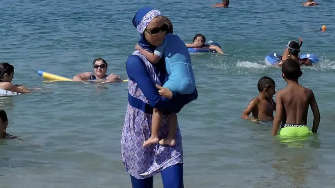 Tesettür mayolu bir kadın