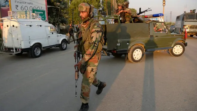कश्मीर में सैनिक