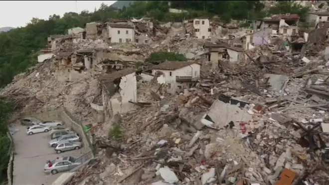 Более 240 человек погибли и более 360 ранены в результате землетрясения, произошедшего в среду в центральной части Италии.