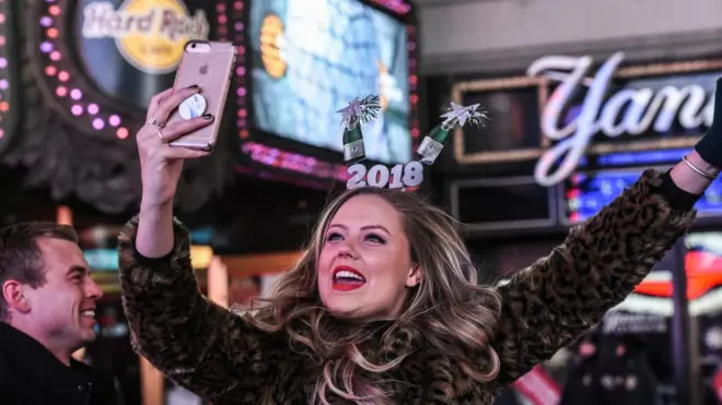 2018ના વર્ષના પ્રથમ દિવસે સેલ્ફી લેતી યુવતી