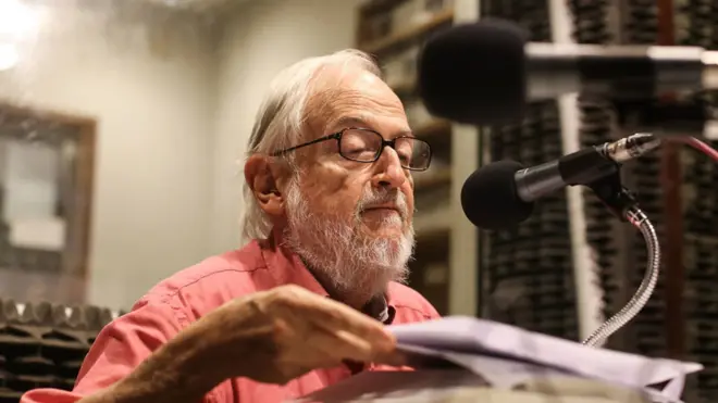 Una de las pasiones de Divinsky desde que dejó su editorial es su programa de radio "Los libros hablan".