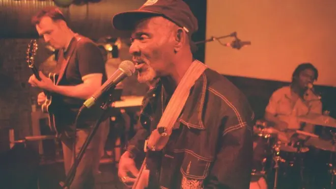 Le musicien nigérian Fatai Rolling Dollar se produit sur scène au Cargo le 14 juin 2009 à Londres.