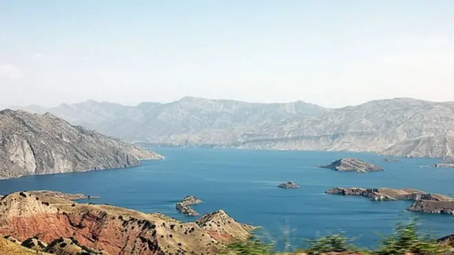 دا جهیل په ۱۹۱۱ میلادي کال د تاجکستان د بدخشان ونج سیمه کې د زلزلې له امله رامنځ ته شو.