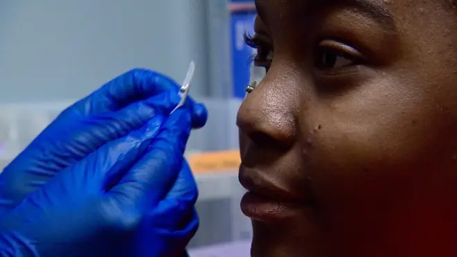 Niña que participa en un análisis de trauma en Atlanta