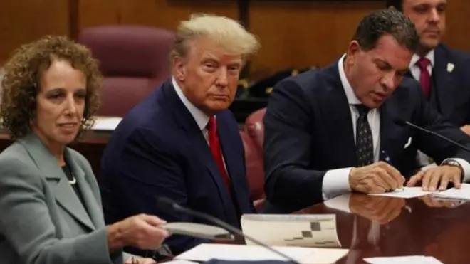 دونالد ترامپ همراه با تیم وکلایش