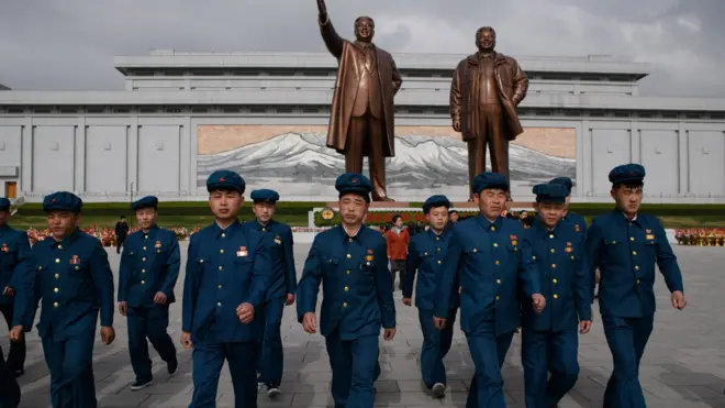 Молодые корейцы у памятника Кимам