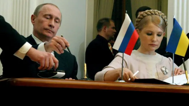 У 2008 - 2009 роках між Україною і Росією розгорілася нова газова війна. У 2009 році Тимошенко уклала з Росією скандальний газовий контракт із розрахунковою ціною газу на рівні 450 доларів за тисячу кубометрів. Саме через цей контракт вже за президентства Януковича Тимошенко посадили до в'язниці