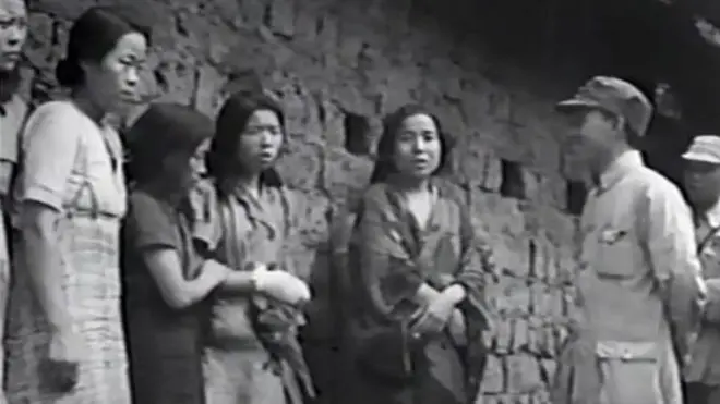 Video berurasi 18 detik tersebut menunjukkan sejumlah perempuan terlihat berbaris dan berbicara dengan seorang tentara Cina.