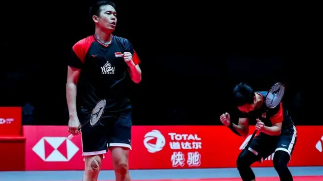 Ganda putra Indonesia Hendra Setiawan (kiri) dan Mohammad Ahsan (kanan) meluapkan kegembiraan usai mengalahkan ganda putra Jepang Hiroyuki Endo dan Yuta Watanabe pada final BWF World Tour Finals 2019 di Tianhe Gymnasium, Guangzhou, China, Minggu (15/12).