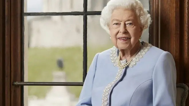 영국 왕실은 1일 엘리자베스 여왕의 메시지와 함께 새 초상 사진을 공개했다