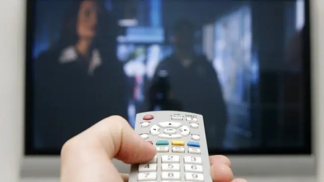 观众讨厌看广告，有美国电视制造商的工程师发明了电视遥控，让观众在广告时间快速地转换到其他频道。