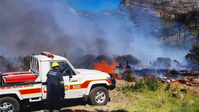 Fire fighters dey try quench di fire fir di Table Mountain
