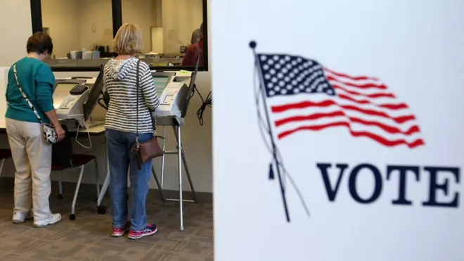 La mayor parte de los distritos electorales mantienen las máquinas desconectadas de internet a lo largo del proceso.