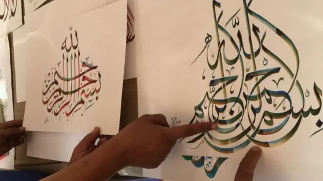 اردو رسم الخط بھی لوگوں کو اپنی جانب متوجہ کرتا ہے اور لوگ اس کے ایک حرف پر فدا نظر آتے ہیں