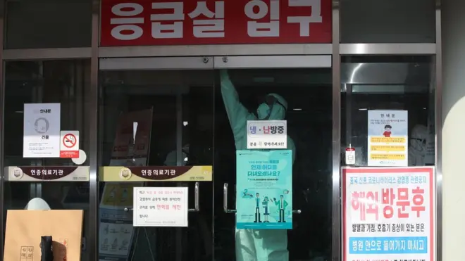 한국 내 코로나 확진자 수가 처음으로 3만명대를 기록했다