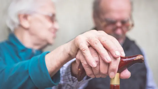 El estudio analizó los registros médicos de más de 40.000 pacientes de entre 65 y 99 años con diagnóstico de demencia entre abril de 2006 y julio de 2015, y los comparó con los de cerca de 300.000 personas sin demencia.