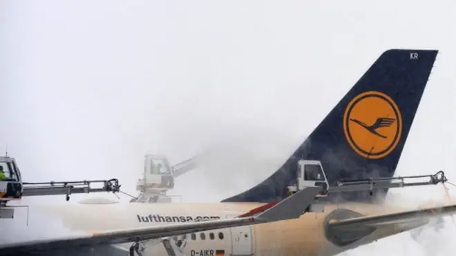 За складних погодних умов кожен літак перед зльотом потрібно очищувати від криги і снігу