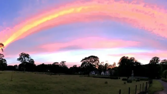 Аномальная жара вызвала необычные атмосферные явления: огненный закат в Шотландии